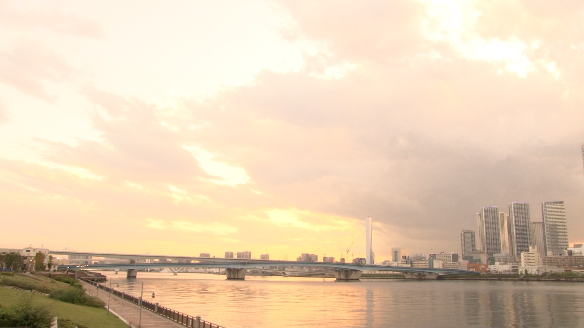 川沿いの町の夕焼けを撮影した動画素材 01