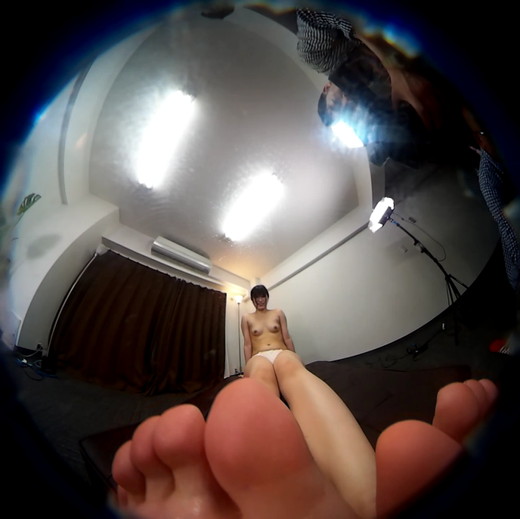 【フェチ界Ｍ男ＶＲ】360度カメラでおっぱい丸出し美人女王様の足舐め　～こんな動画見たことない？～