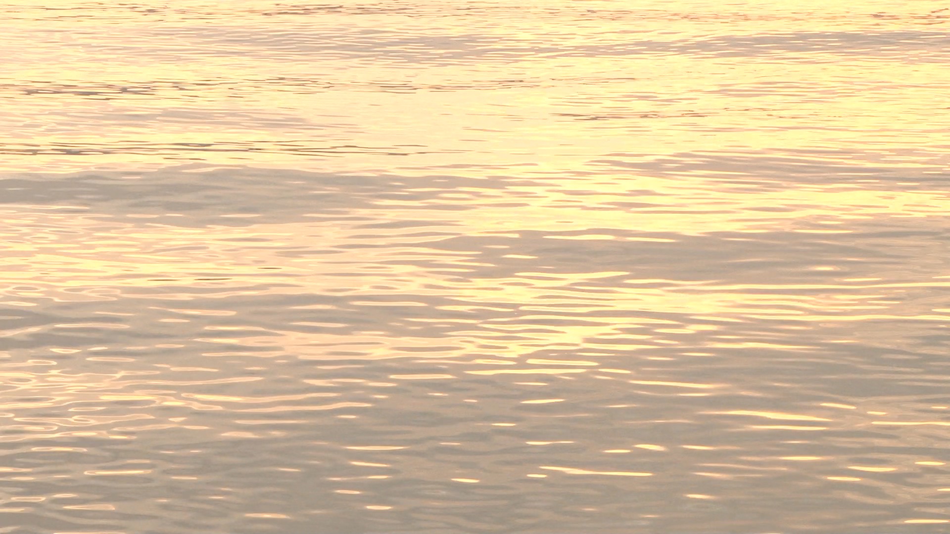 夕焼けの川面を撮影した動画素材