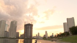川沿いの町の夕焼けを撮影した動画素材 03